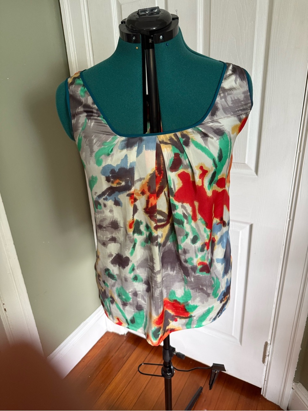 Sleeveless Abstract Floral Scoop-Neck Blouse in Red, Green & Gray